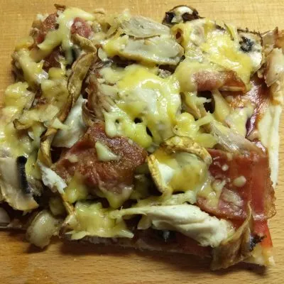 Фото рецепта - Пицца барбекю с курицей, беконом и шампиньонами - шаг 9