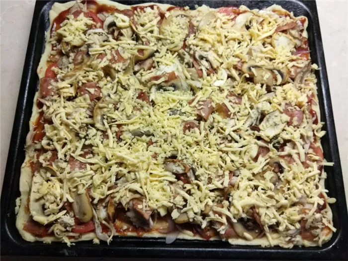 Фото рецепта - Пицца барбекю с курицей, беконом и шампиньонами - шаг 8