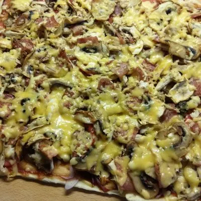 Фото рецепта - Пицца барбекю с курицей, беконом и шампиньонами - шаг 9