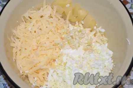 Сложить в миску ананасы, яйца, сыр, измельченный чеснок, посолить по вкусу (я не солила) и заправить сметаной или майонезом. 