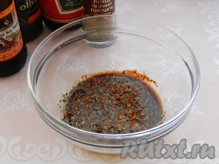 Для приготовления маринада смешать соевый соус, мед (или сладкий соевый соус), оливковое масло, специи для мяса. 