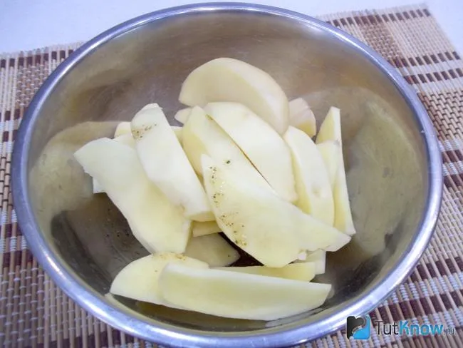 Картофель опущен в маринад