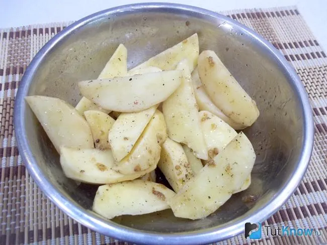 Картофель опущен в маринад