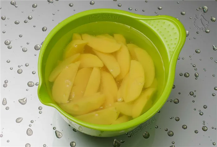 Картофель замочить в холодной воде