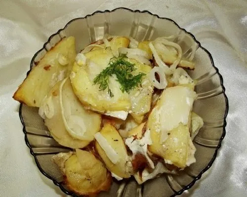 Картофель с луком и майонезом в миске
