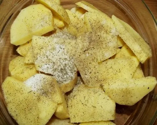 Картофель с приправами в миске