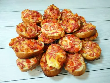 Бесподобные мини-пиццы на батоне в духовке