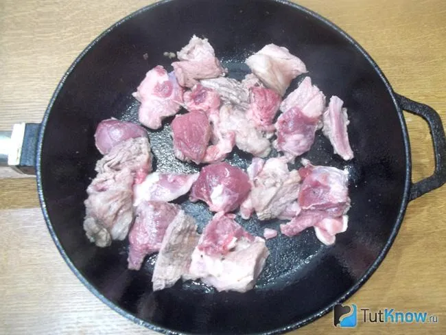 Мясо нарезано и жарится