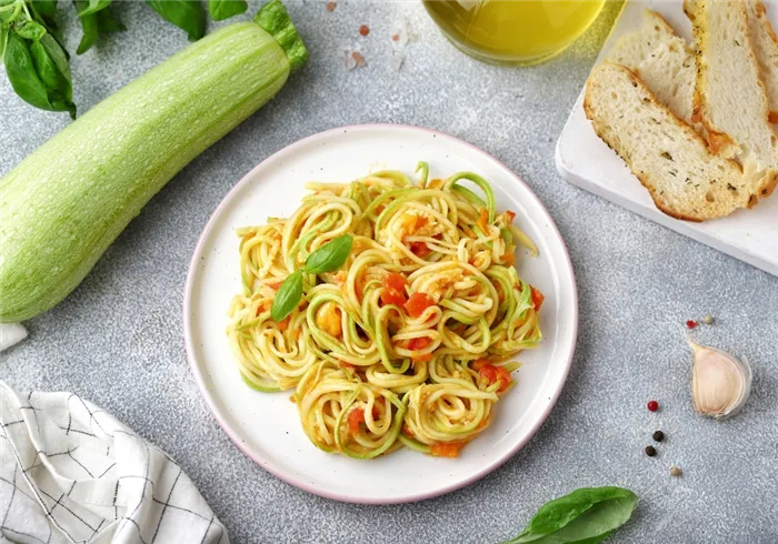 Спагетти из кабачка с помидорами - низкокалорийное блюдо