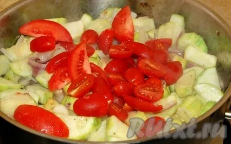 Помидоры нарезать крупно и тоже добавить к овощам в сковороду.