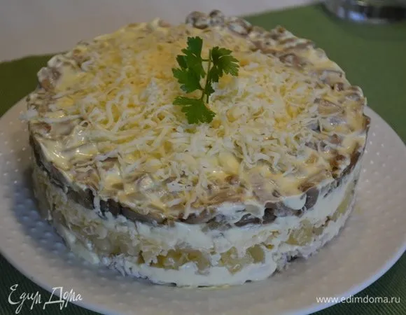 Салат с ананасами, курицей и орехами