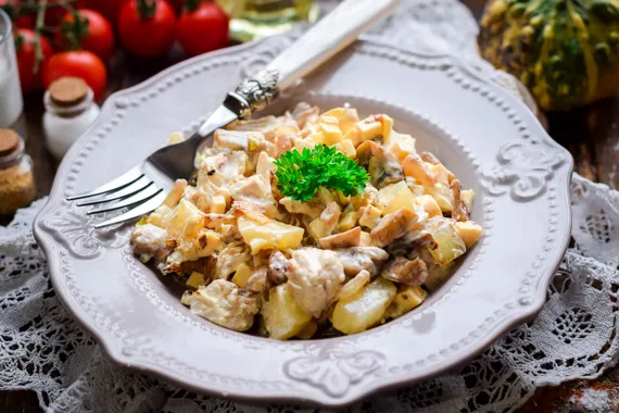 Салат с ананасом и курицей и грибами кулинарные рецепты