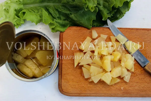 salat s kuricej ananasom i suharikami 3