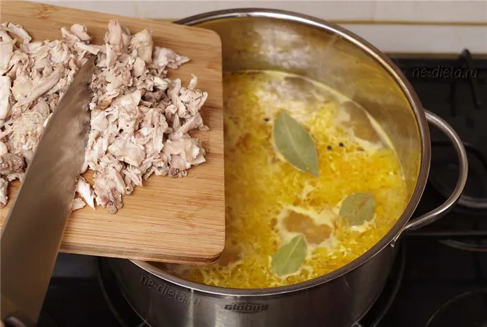 Добавить в куриный суп соль, специи и мясо