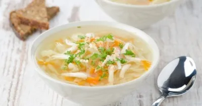 Суп с курицей, вермишелью, картошкой и приправами