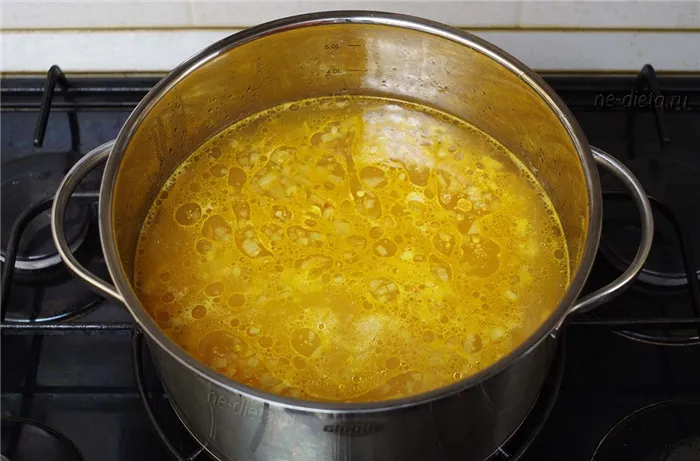 Добавить в куриный суп зажарку из лука и моркови