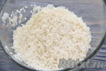 Приготовить рис для суши. Рис хорошо промыть под проточной водой. Затем сварить рис в соответствии с инструкцией на упаковке. По желанию, заправить готовый рис рисовым уксусом и полностью остудить. 