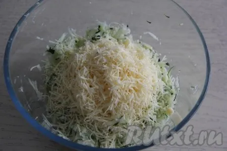 Сыр натереть на мелкой тёрке и добавить к кабачковой массе.