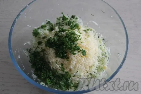 Зелень (укроп или петрушку) вымыть, мелко нарезать и выложить в миску с кабачками и сыром.