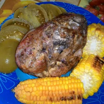 Запеченная свиная рулька с сметанно-горчичном соусе с кукурузой - рецепт с фото