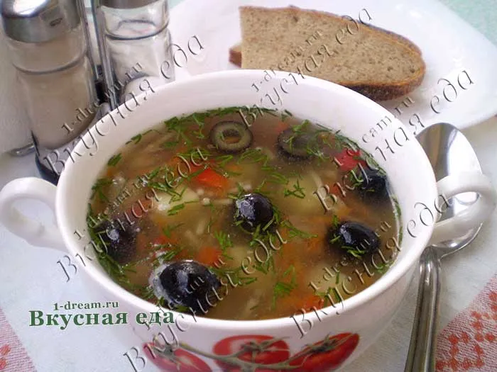 Куриный суп с вермишелью и маслинами