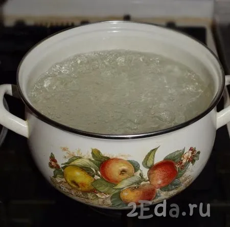 Для приготовления постного борща с консервированной фасолью в кастрюлю нальем 2,5 литра воды и доведем ее до кипения.