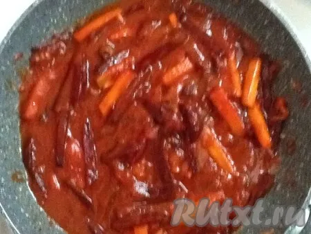 К овощам на сковородке добавить томатную пасту и перемешать, посолить и поперчить. Продолжать тушить овощи на медленном огне.