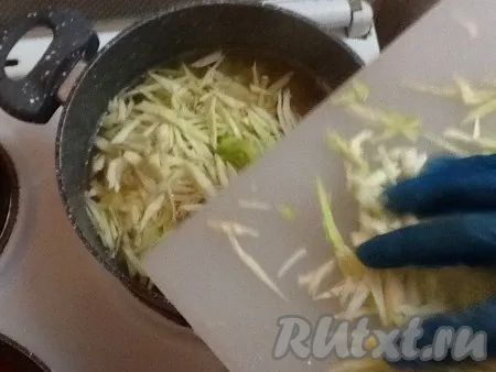 Нарезать капусту и, когда вода в кастрюле закипит, добавить её к картошке.