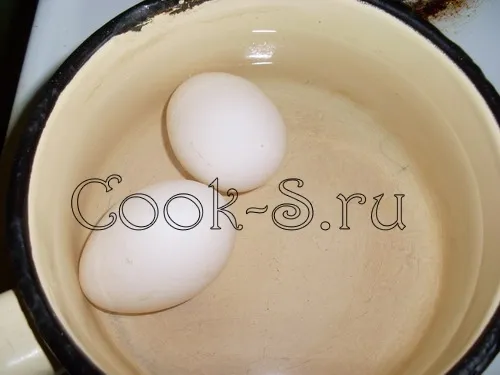 салат петушок - сварить яйца