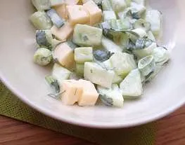 Огуречный салат с яйцом, редисом, зеленым луком и сыром