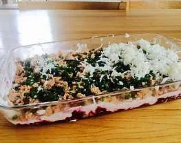 Слоеный салат из свеклы и горбуши со сметаной