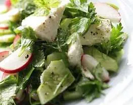 Летний салат с фетой и зеленью