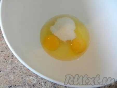 Сливочное масло растопить. Яйца взбить с оставшимся сахаром, ванильным сахаром и солью, добавить масло и взбить все вместе.