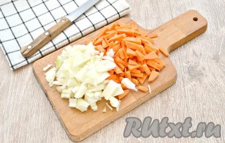 Очистить морковь и луковицу, с головки чеснока снять только верхнюю шелуху. Морковку нарезать небольшими брусочками, лук - на небольшие кубики. В чашу мультиварки влить растительное масло. Включить режим «Жарка». Выложить нарезанные морковку и лук, обжаривать, периодически помешивая, не закрывая крышку, 5 минут. 