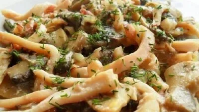 Кальмары в сливочном соусе с грибами и укропом