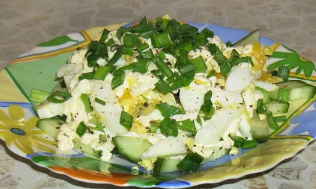 Салат с авокадо, яйцом и огурцом