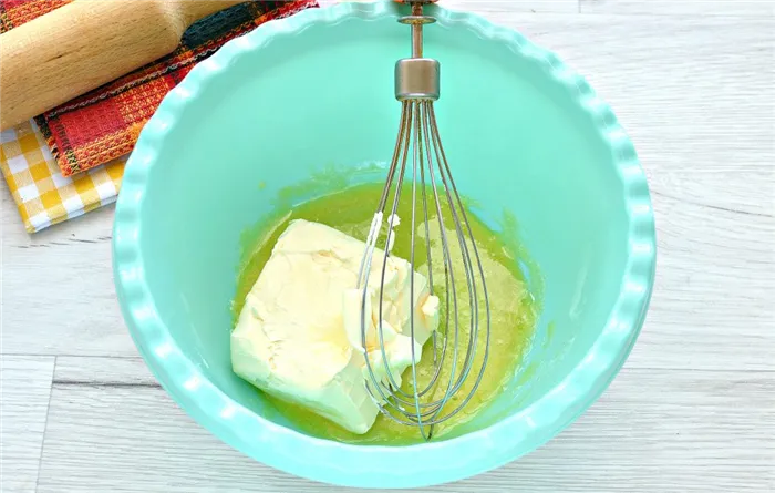 Фото рецепта - Тесто для курника на маргарине и молоке - шаг 2