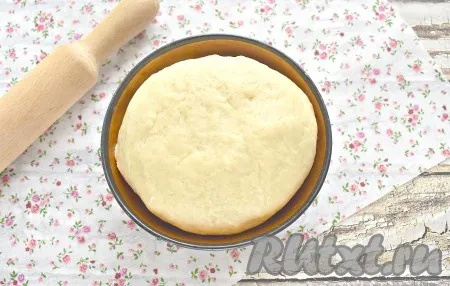 По истечении получаса можно приступать к формированию пирога.