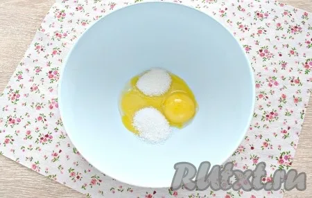 Яйца разделяем на белки и желтки. Для замеса теста для курника нам потребуются только желтки, выкладываем их в миску. К желткам всыпаем соль и сахар.