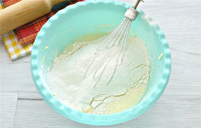 Фото рецепта - Тесто для курника на маргарине и молоке - шаг 5