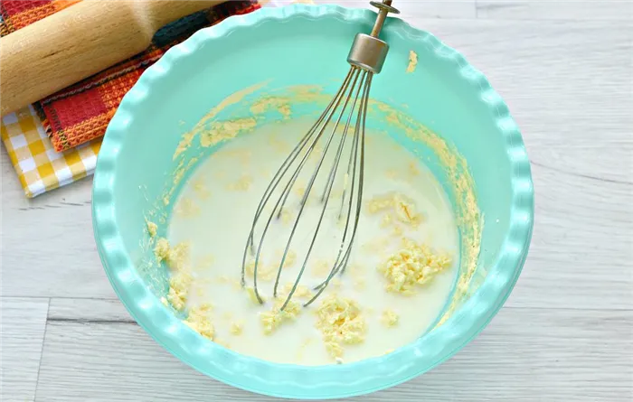 Фото рецепта - Тесто для курника на маргарине и молоке - шаг 4