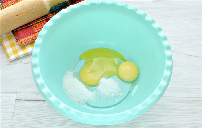 Фото рецепта - Тесто для курника на маргарине и молоке - шаг 1