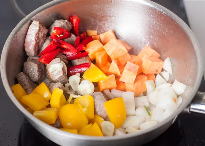 Фото рецепта - Тушеная говядина с тыквой и овощами - шаг 3
