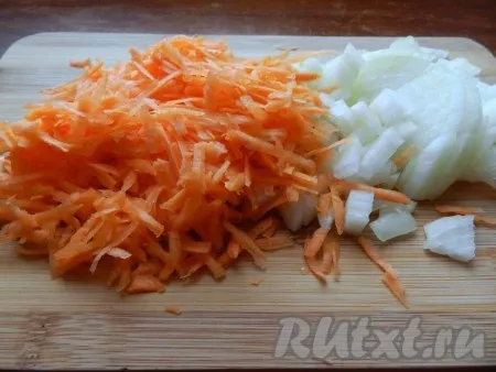 Лук мелко нарезать, морковь натереть на терке.