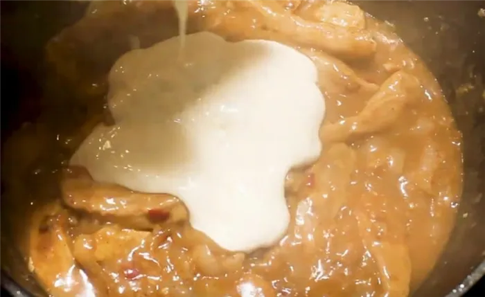 Мясо в сметанном соусе на сковороде: 5 рецептов тушеного в сметане мяса