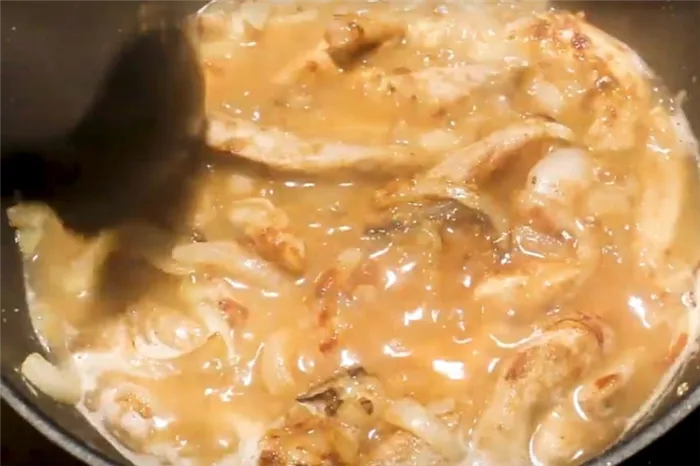 Мясо в сметанном соусе на сковороде: 5 рецептов тушеного в сметане мяса