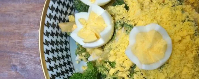 Салат из брокколи с яйцом