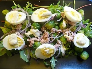 Салат с тунцом, брюссельской капустой и яйцами