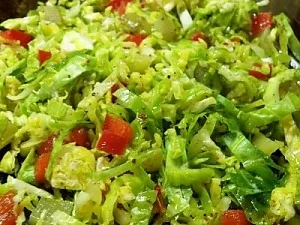 Салат из свежей брюссельской капусты