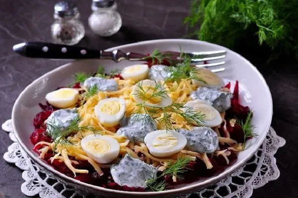 Салат из свеклы и чернослива с перепелиными яйцами 